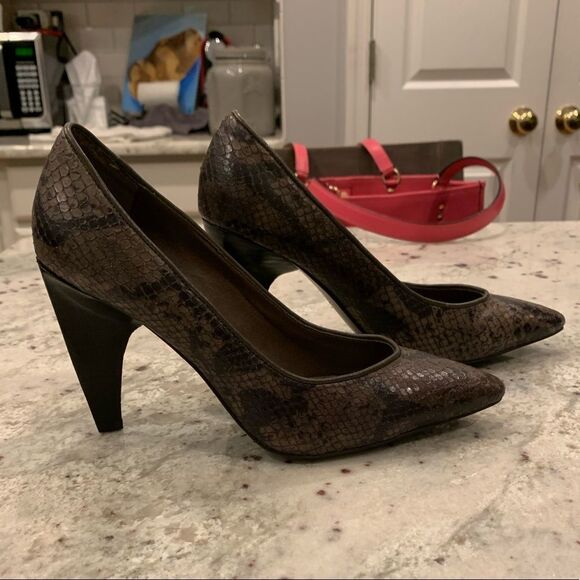 B. Makowsky Snake Print Leather Pumps sz 5.5 NWOT - Picture 1 of 5